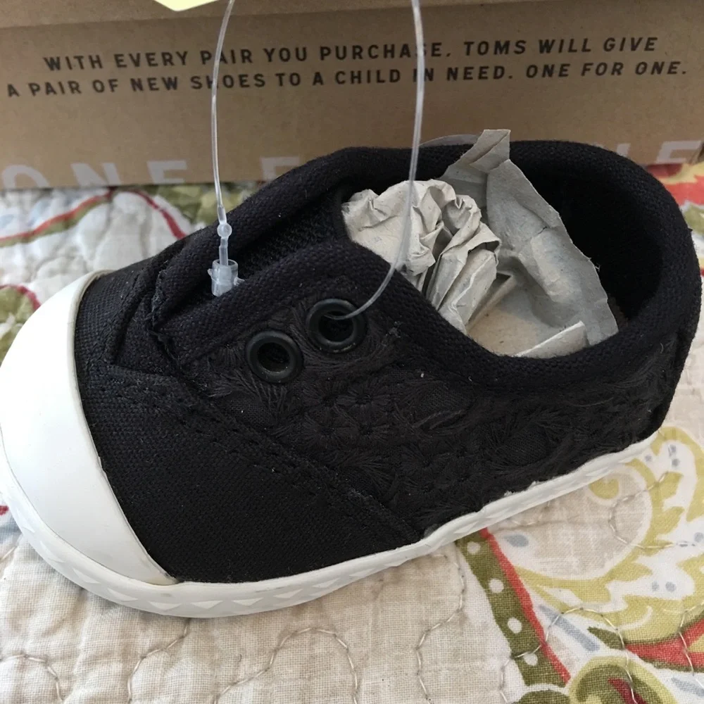 New adorable  Toms tiny Zuma black eyelet shoes  2